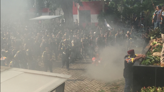 Ricuh, Massa Demo Depan KPK Bakar Traffic Cone-Dorong Polisi