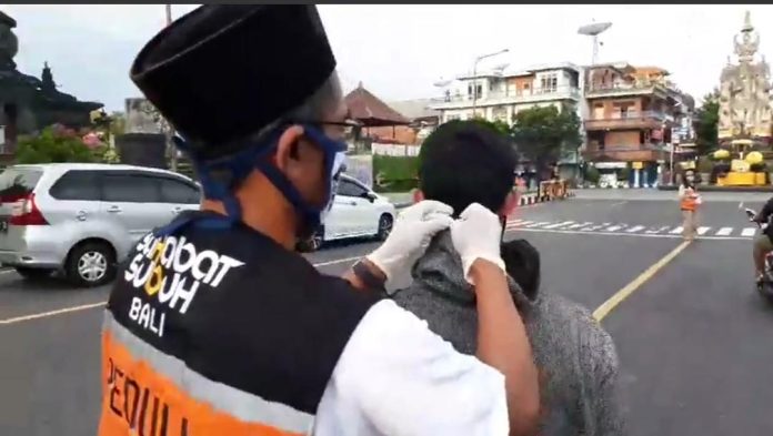 Ikut Perangi Covid-19, Sahabat Subuh Bali bagikan ribuan masker gratis