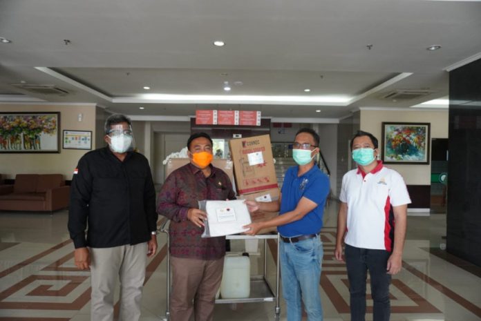 Peduli Tenaga Medis, Nyoman Parta Serahkan Paket APD ke RS Mangusada Badung dan RS Bali Mandara