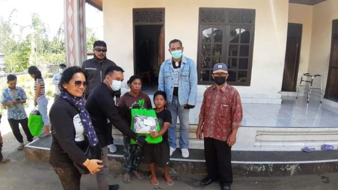 KPU Bali Salurkan Bantuan Sembako dan Keperluan Sekolah untuk Warga Tidak Mampu