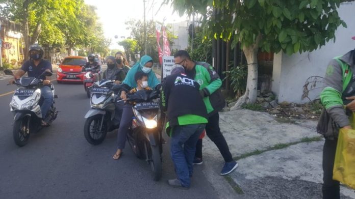 Peduli Warga Terdampak Covid-19, Komunitas Ojol Denpasar Gandeng ACT Salurkan Ratusan Paket Pangan