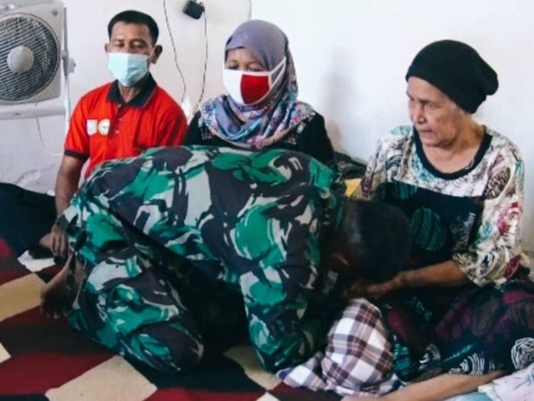 Menangis Bersimpuh, Prajurit TNI Minta Maaf Usir Ibu Mertua dari Rumdin