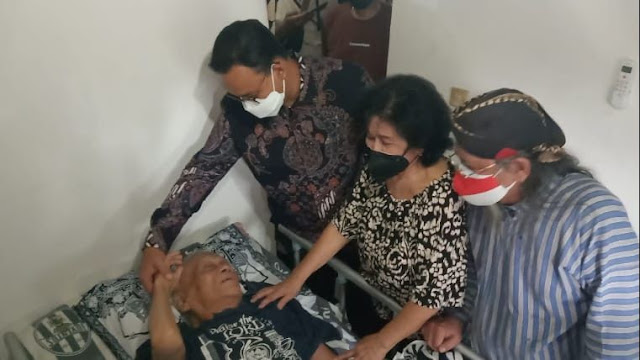 Anies Baswedan Diam-diam Boyong Sastrawan Remy Sylado ke Rumah Sakit