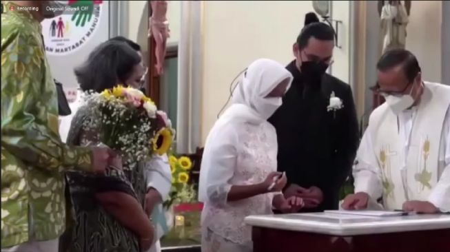 Staf Khusus Milenial Jokowi Ayu Kartika Menikah di Gereja Katedral Memakai Jilbab