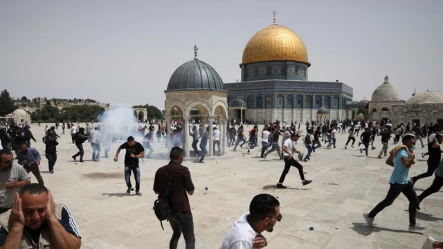 Israel Serang Warga Palestina saat Perayaan Isra Mi'raj di Masjid Al-Aqsa
