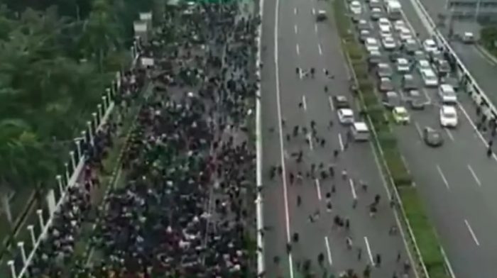 Ditembaki Gas Air Mata, Massa Aksi Berhamburan ke Jalan Tol Dalam Kota
