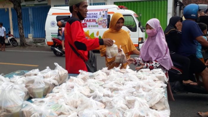 Muhammadiyah Buleleng Bagikan Takjil Gratis Kepada Warga