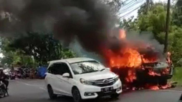 Mobil Pemudik Asal Surabaya Terbakar Ludes di Madura