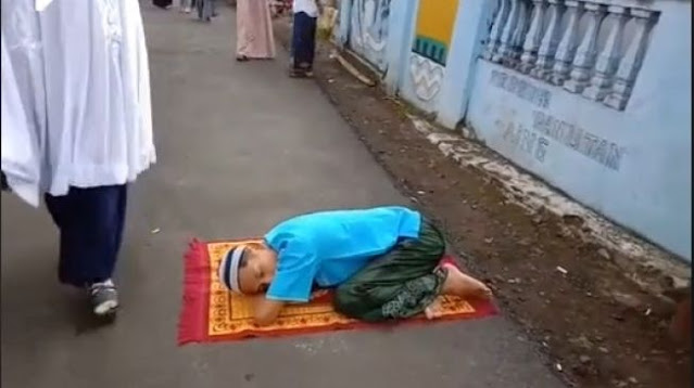 Video Kocak Abis! Pemuda Ini Tidur Nyenyak saat Salat Idul Fitri 1443H hingga Tinggal Sendirian