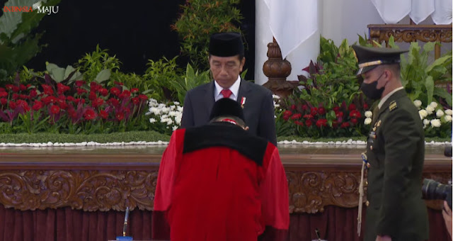 Presiden Jokowi Resmi Lantik Guntur Hamzah Gantikan Aswanto yang Digeser DPR RI